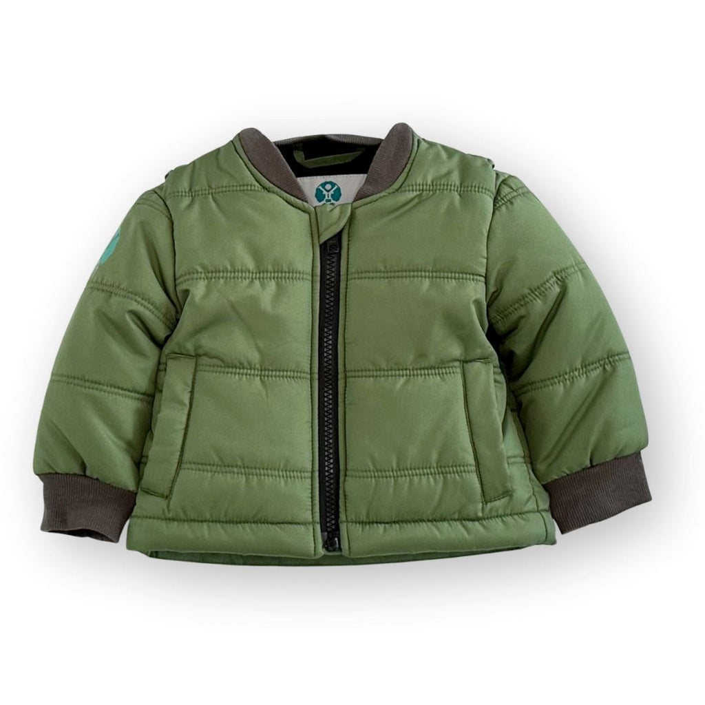 Puff/Green
Green carseat coat with charcoal cuffs zipped up displayed on a white background.